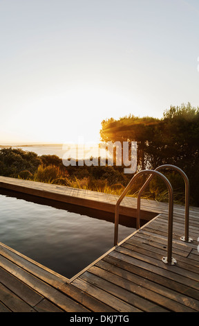 Tramonto in background di lap pool Foto Stock