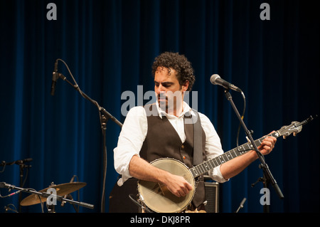Dan Saks, frontman per DeLeon, un indie rock band di New York City, giocando al giardino di inverno in Battery Park City. Foto Stock