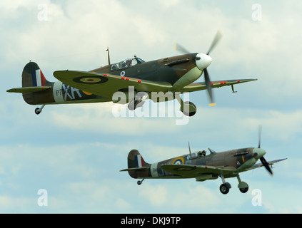 Coppia di Supermarine spitfires prendendo il largo a Duxford Air show UK.Settembre 2012 Foto Stock