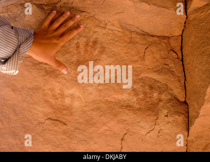 Indian Pittogrammi delle mani dipinte di secoli fa sulla scogliera di arenaria pareti in prossimità del Grand Canyon, Arizona, Stati Uniti d'America Foto Stock