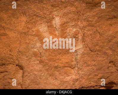 Indian Pittogrammi delle mani dipinte di secoli fa sulla scogliera di arenaria pareti in prossimità del Grand Canyon, Arizona, Stati Uniti d'America Foto Stock