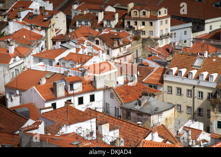 Vista aerea di tetti di Alfama Lisbona la città vecchia Foto Stock