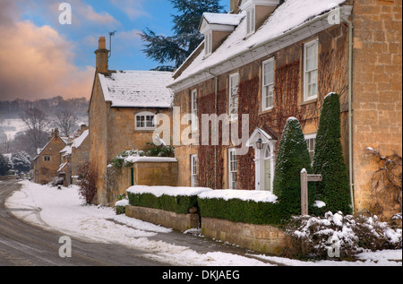 Cotswold House e cottage in snow, Broadway, Worcestershire, Inghilterra. Foto Stock