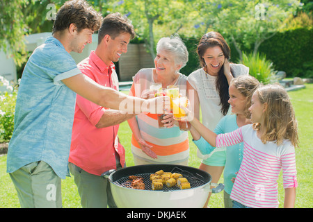 Famiglia tostare ogni altro a barbecue Foto Stock