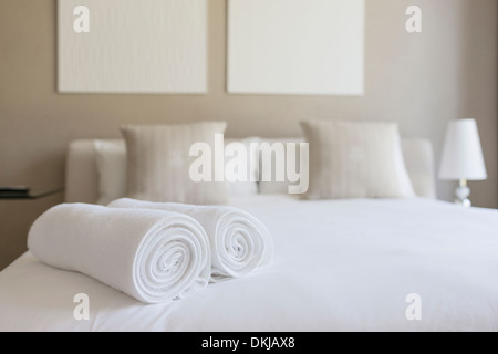 Gli asciugamani sul letto in una stanza di un hotel Foto stock - Alamy