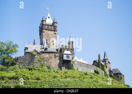 Il castello di Cochem in Germania, circondato da vigneti Foto Stock