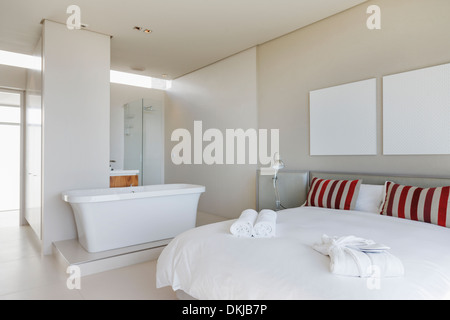 Il letto e la vasca da bagno in camera da letto moderna Foto Stock