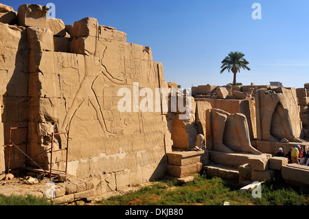 Settimo pilone e resti di due colossali statue di Thutmosi III - Tempio di Karnak Luxor Egitto Foto Stock