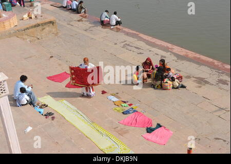 Pushkar, India. Xxi Nov, 2012. I credenti lavare i vestiti sulla riva del lago Pushkar in Pushkar, India, 21 novembre 2012. Molti indù in pellegrinaggio al lago santo per lavare se stessi e ricevere la benedizione per le loro famiglie. Foto: Jens Kalaene/dpa/Alamy Live News Foto Stock