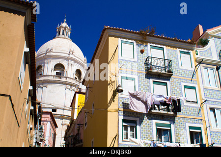 Cupola di una chiesa di Alfama il vecchio quartiere di Lisbona Foto Stock