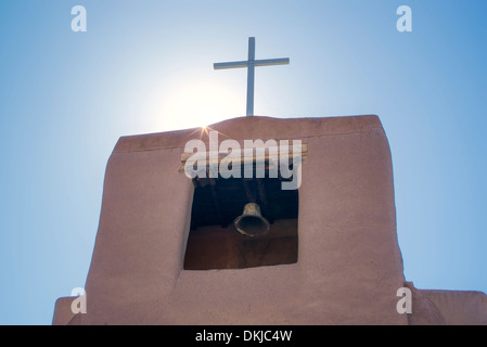 Croce e la campana della chiesa. San Miguel Mission. Santa Fe, New Mexico. Foto Stock