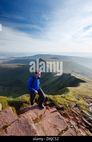 Arrampicata Hillwalker Pen y ventola con Cribyn nella distanza. Parco Nazionale di Brecon Beacons, Powys, Wales, Regno Unito. Foto Stock