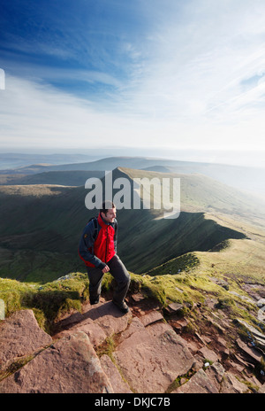 Arrampicata Hillwalker Pen y ventola con Cribyn nella distanza. Parco Nazionale di Brecon Beacons, Powys, Wales, Regno Unito. Foto Stock