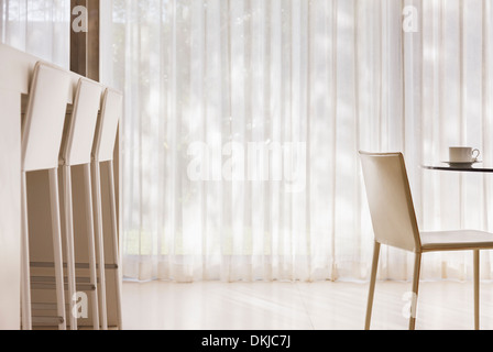 Tavolo da cucina e bar per la colazione nella cucina moderna Foto Stock