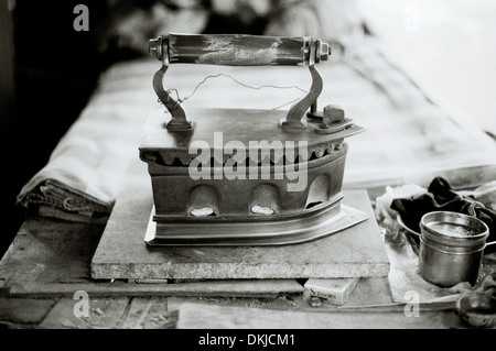 In vecchio stile di ferro in Chennai Madras in Tamil Nadu India in Asia del Sud. Il lavoro domestico retrò Servizio Lavanderia Macchina Viaggi di stiratura Foto Stock