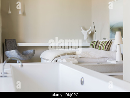 Vasca da bagno in camera da letto moderna Foto Stock