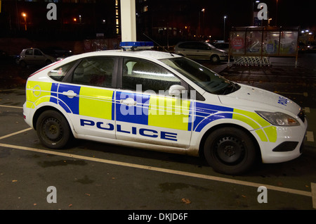 Auto della polizia in un supermercato parcheggio auto. Foto Stock