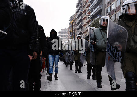 Salonicco, Grecia. 6 dicembre, 2013. Gli ufficiali di polizia a piedi a fianco del marzo nel centro di Salonicco. Centinaia di studenti hanno dimostrato oggi nel centro di Salonicco in memoria dei 15 enne studente Alexis Grigoropoulos , che è stato ucciso da un agente di polizia ad Atene in cinque anni fa. Il 6 di dicembre nel 2008 Alexis Grigoropoulos, una quindicenne studente è stato ucciso da un poliziotto di quartiere Exarcheia del centro di Atene. Credito: ZUMA Press, Inc./Alamy Live News Foto Stock