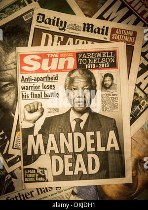 Londra, Regno Unito. 06 dic 2013. Quotidiano britannico davanti le pagine che riguardano la morte di South African anti-apartheid rivoluzionario, Nelson Rolihlahla Mandela che morì il 5 dicembre 2013 nella sua casa a Johannesburg, Sud Africa. Londra Regno Unito il 6 dicembre 2013. Credito: Lenscap/Alamy Live News Foto Stock