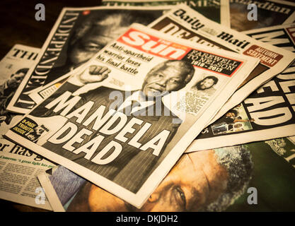 Londra, Regno Unito. 06 dic 2013. Quotidiano britannico davanti le pagine che riguardano la morte di South African anti-apartheid rivoluzionario, Nelson Rolihlahla Mandela che morì il 5 dicembre 2013 nella sua casa a Johannesburg, Sud Africa. Londra Regno Unito il 6 dicembre 2013. Credito: Lenscap/Alamy Live News Foto Stock