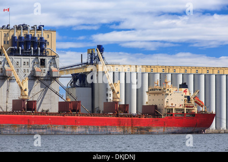 Nave cargo carico di grano, Thunder Bay, Ontario, Canada Foto Stock