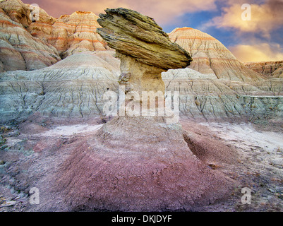 Roccia di bilanciamento. Parco nazionale Badlands. Dakota del Sud Foto Stock