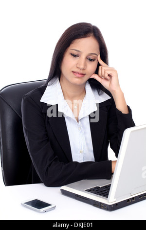 Young business woman pensando a Office contro uno sfondo bianco Foto Stock