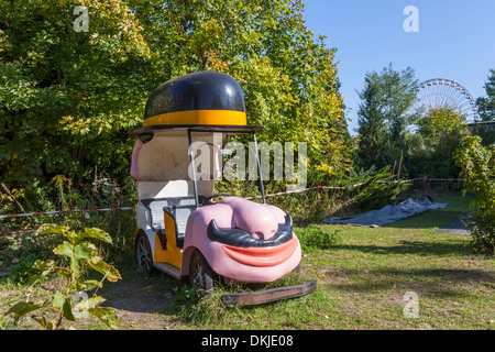 Vecchia auto da luna park ride a Sprea Park (Kulturpark Plånterwald),un parco giochi abbandonato - Treptow quartiere di Köpenick, Berlino Foto Stock