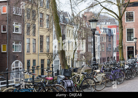 Città olandese Utrecht con biciclette e vecchie case storiche Foto Stock