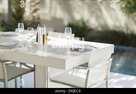 Set Tavolo da pranzo sul patio moderno a bordo piscina Foto Stock