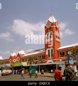 In treno La stazione ferroviaria di Chennai Madras in Tamil Nadu, nell India orientale in Asia del Sud. Architettura vittoriana edificio del trasporto ferroviario viaggi torre Foto Stock