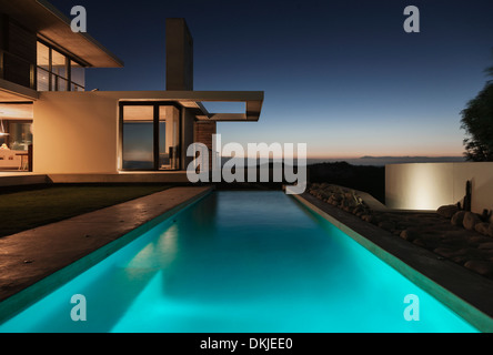 Moderna piscina illuminata di notte Foto Stock