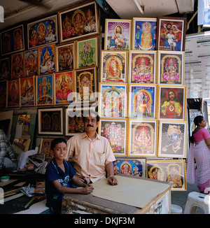 I religiosi kitsch shop in Chennai Madras in Tamil Nadu in India in Asia del Sud. Business negozi di vendita al dettaglio di religione arte Gesù idolo indù Wanderlust di viaggio Foto Stock