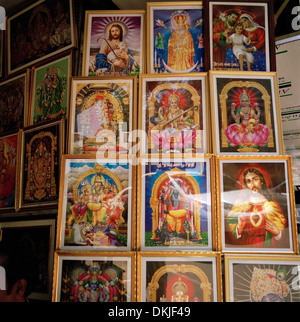 I religiosi kitsch shop in Chennai Madras in Tamil Nadu in India in Asia del Sud. Business negozi di vendita al dettaglio di religione arte Gesù idolo indù Wanderlust di viaggio Foto Stock