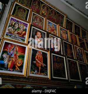 I religiosi kitsch shop in Chennai Madras in Tamil Nadu in India in Asia del Sud. Business negozi di vendita al dettaglio di religione arte Gesù idolo indù Wanderlust di viaggio Foto Stock
