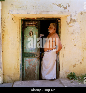 Uomo a casa a Chennai Madras in Tamil Nadu, nell India orientale in Asia del Sud. Porta indiano porta House povertà Slum Cultura Vita viaggio dello stile di vita Foto Stock