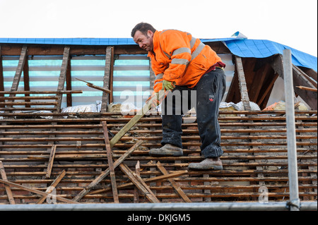 Un copritetti funziona su un cedro ghiaia tetto sostituzione, bilanciamento sulla arcarecci. Casa di ristrutturazione home concetto di miglioramento. Foto Stock