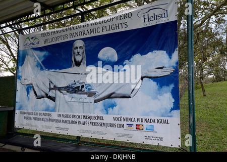 Un banner pubblicitario per elicotteri turistici nel Parco Nazionale Tijuca di Rio de Janeiro, Brasile. Foto Stock