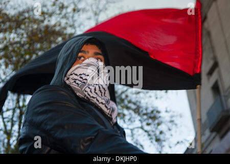 Londra, UK . 06 Dic, 2013. 6 dicembre 2013, a Londra. Un manifestante con la sua bandiera come Università di Londra studente continuano il loro poliziotti fuori del Campus campagna, a seguito degli arresti di alcuni studenti tafferugli durante il giorno precedente. Credito: Paolo Davey/Alamy Live News Foto Stock