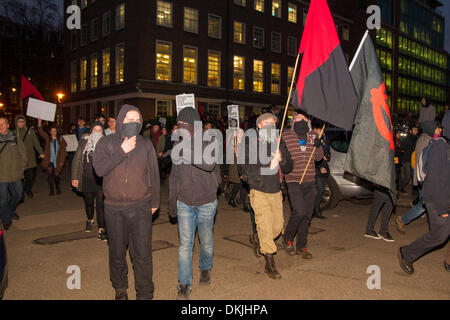 Londra, UK . 06 Dic, 2013. I punteggi degli studenti presso l' Università di Londra hanno marciato attraverso il campus come proseguire il loro poliziotti fuori del Campus campagna, a seguito degli arresti di alcuni studenti tafferugli durante il giorno precedente. Credito: Paolo Davey/Alamy Live News Foto Stock