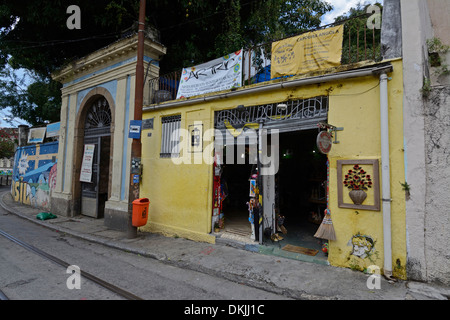 Un piccolo negozio di articoli da regalo nel vecchio quartiere di Santa Teresa, famoso per le sue strette stradine tortuose e popolare sia tra i turisti che tra gli artisti di Rio Foto Stock