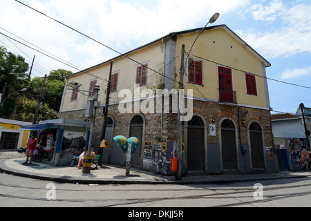 Un quartiere storico collinare di Santa Teresa con molti edifici coloniali portoghesi intorno alle strette strade acciottolate a Rio de Janeiro, Brasile Foto Stock