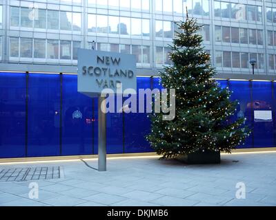 Londra, UK . 06 Dic, 2013. Un albero di natale accanto alla famosa New Scotland Yard segno. Credito: Matthew Woodward/Alamy Live News Foto Stock