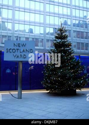 Londra, UK . 06 Dic, 2013. Un albero di natale accanto alla famosa New Scotland Yard sign Credit: Matthew Woodward/Alamy Live News Foto Stock