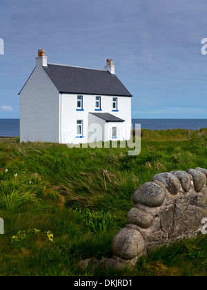 Tradizionale dipinto di bianco crofters cottage a Mannal sull'isola di Tiree nelle Ebridi Interne Argyll and Bute Scozia UK Foto Stock