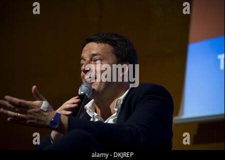 Torino, Italia. 6 dicembre, 2013. Matteo Renzi, un candidato alle primarie del partito democratico interviene a Torino, intervistato da Mario Calabresi.Matteo Renzi durante l'intervista pubblica.Foto: Marco Alpozzi/NurPhoto © Marco Alpozzi/NurPhoto/ZUMAPRESS.com/Alamy Live News Foto Stock