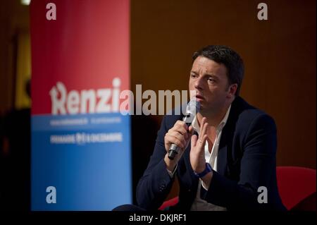 Torino, Italia. 6 dicembre, 2013. Matteo Renzi, un candidato alle primarie del partito democratico interviene a Torino, intervistato da Mario Calabresi.Matteo Renzi durante l'intervista pubblica.Foto: Marco Alpozzi/NurPhoto © Marco Alpozzi/NurPhoto/ZUMAPRESS.com/Alamy Live News Foto Stock