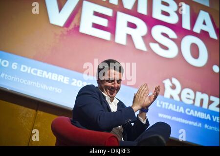 Torino, Italia. 6 dicembre, 2013. Matteo Renzi, un candidato alle primarie del partito democratico interviene a Torino, intervistato da Mario Calabresi.Matteo Renzi durante l'intervista pubblica.Foto: Marco Alpozzi/NurPhoto © Marco Alpozzi/NurPhoto/ZUMAPRESS.com/Alamy Live News Foto Stock