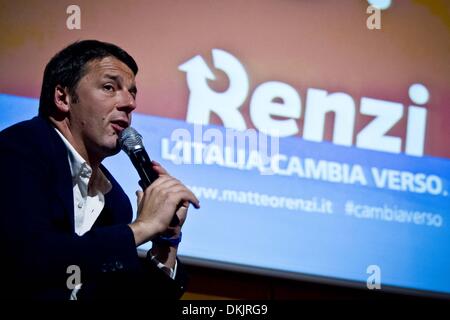 Torino, Italia. 6 dicembre, 2013. Matteo Renzi, un candidato alle primarie del partito democratico interviene a Torino, intervistato da Mario Calabresi.Matteo Renzi durante l'intervista pubblica.Foto: Marco Alpozzi/NurPhoto © Marco Alpozzi/NurPhoto/ZUMAPRESS.com/Alamy Live News Foto Stock