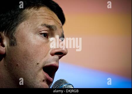 Torino, Italia. 6 dicembre, 2013. Matteo Renzi, un candidato alle primarie del partito democratico interviene a Torino, intervistato da Mario Calabresi.Matteo Renzi durante l'intervista pubblica.Foto: Marco Alpozzi/NurPhoto © Marco Alpozzi/NurPhoto/ZUMAPRESS.com/Alamy Live News Foto Stock